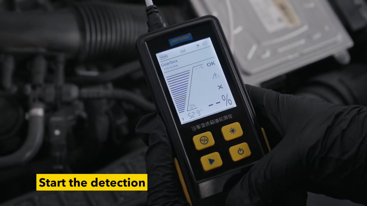 AUTOOL AS505 operator pressing the TEST key while the probe remains stable in transmission fluid