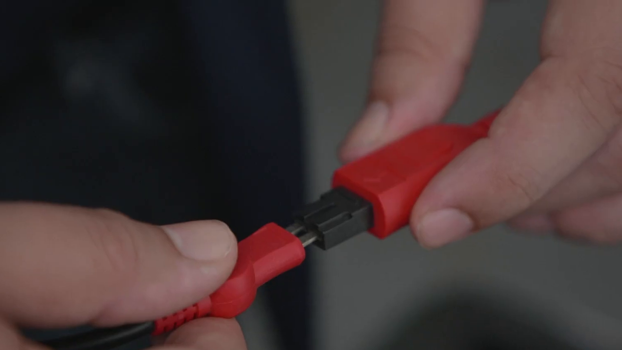 Hands seating the AUTOOL CT60 pulse harness into a matching injector adapter