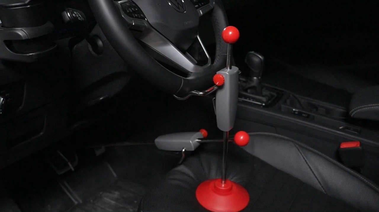 Steering-wheel holder installed for a prompted angle measurement