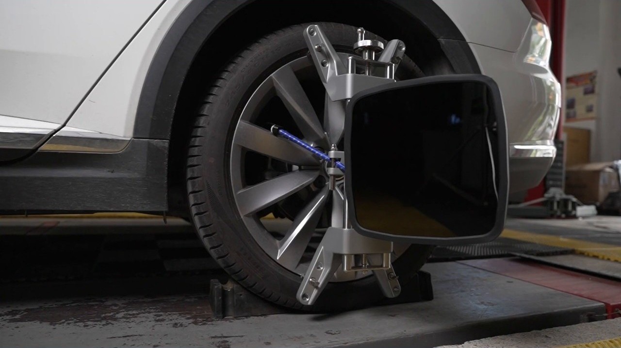 One XC508 target mounted securely on a wheel clamp