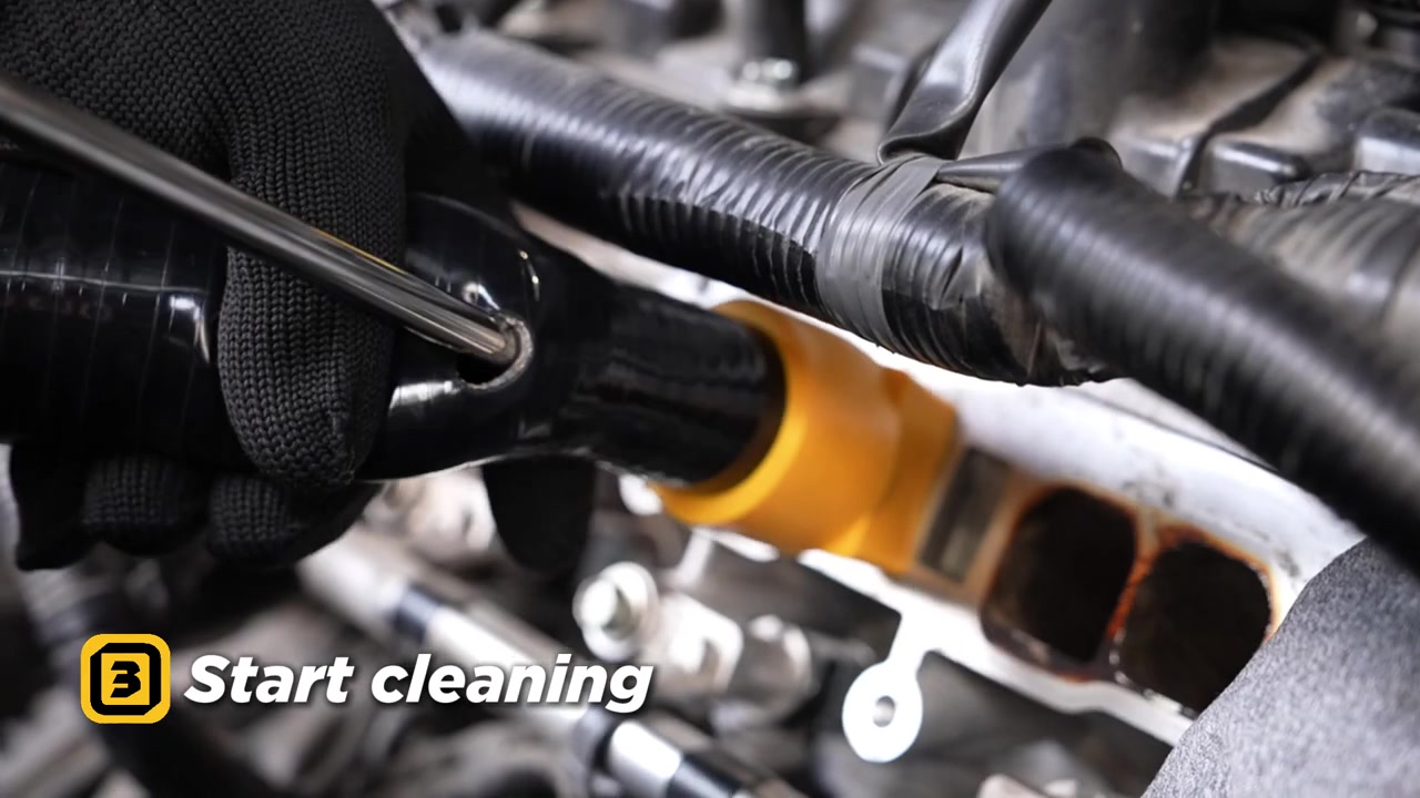 AUTOOL HTS559 blast and recovery tool positioned at an intake port