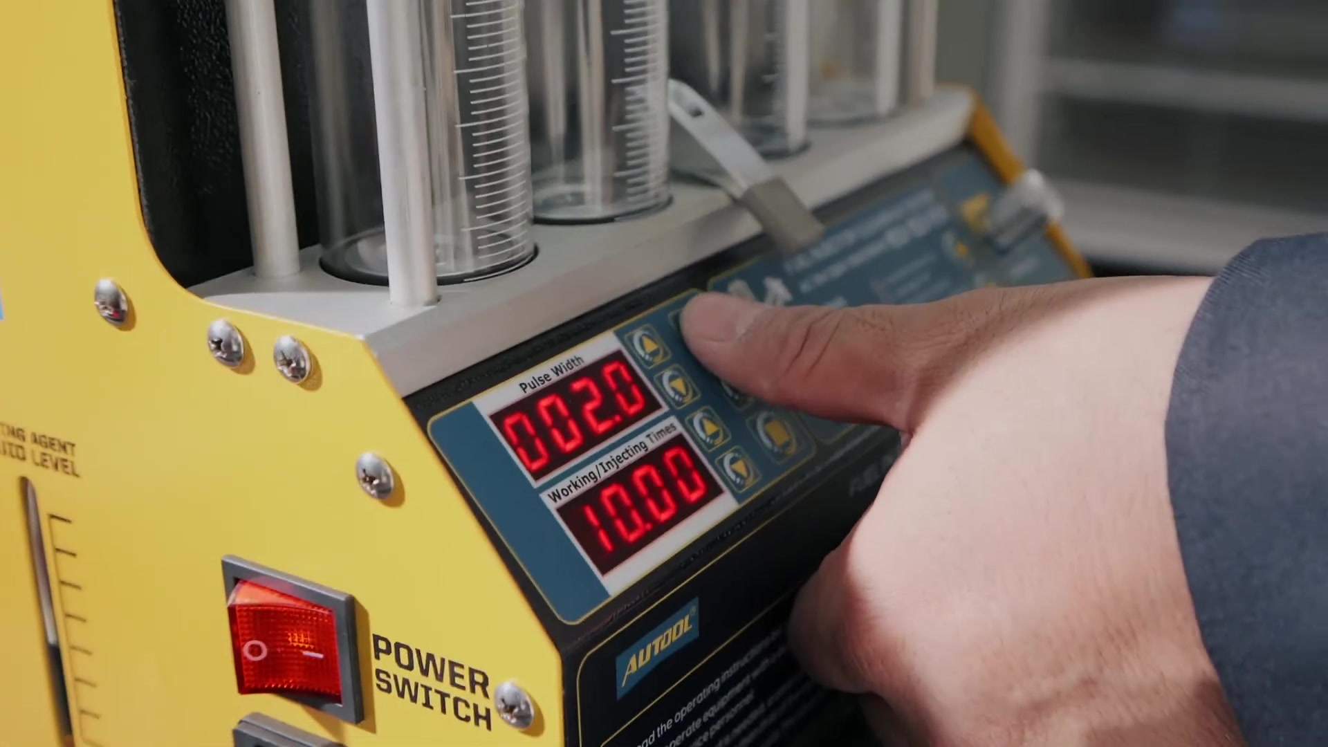 CT160 measuring cylinders during a side-by-side injector spray comparison