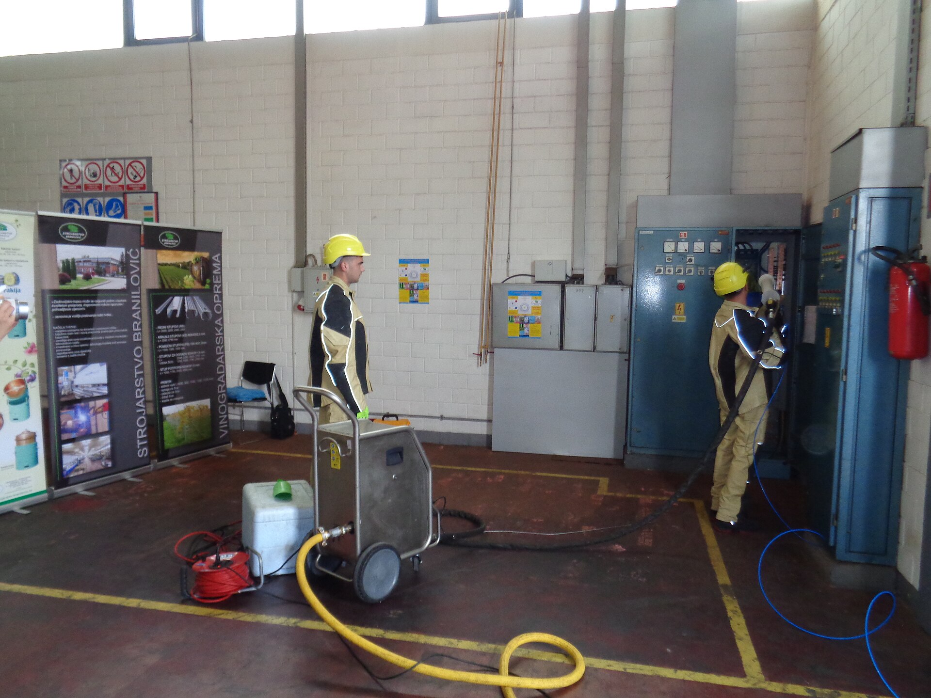 Dry Ice Blasting for Cars: What It Cleans, What It Won’t, and How to Use It Safely