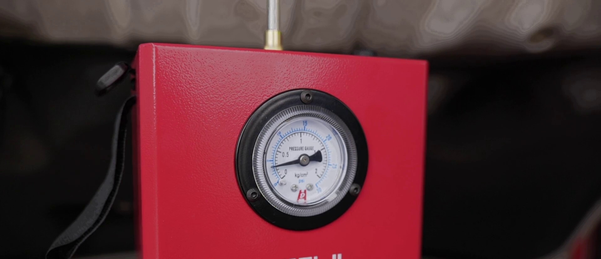 Close view of the FXTUL F703 pressure gauge during the air-only stage