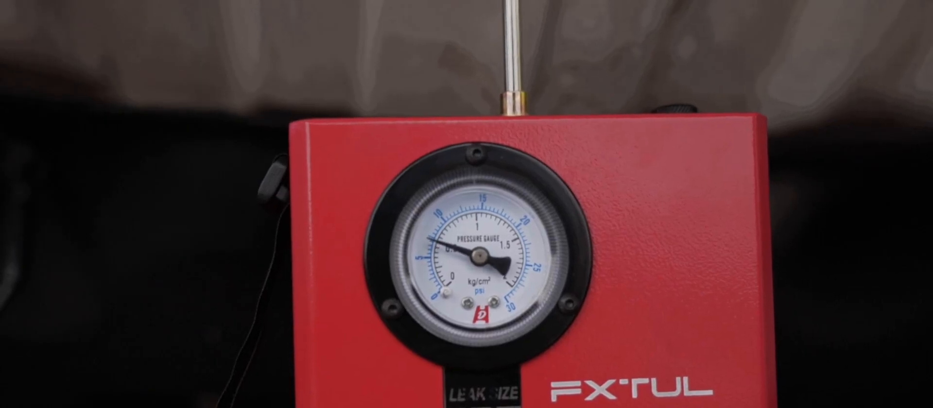 Close view of the FXTUL F803 pressure gauge above its flow meter during a test