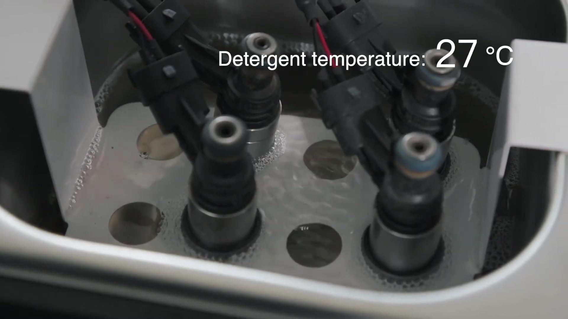 Four CT160 injectors in the ultrasonic bath with visible detergent-temperature feedback