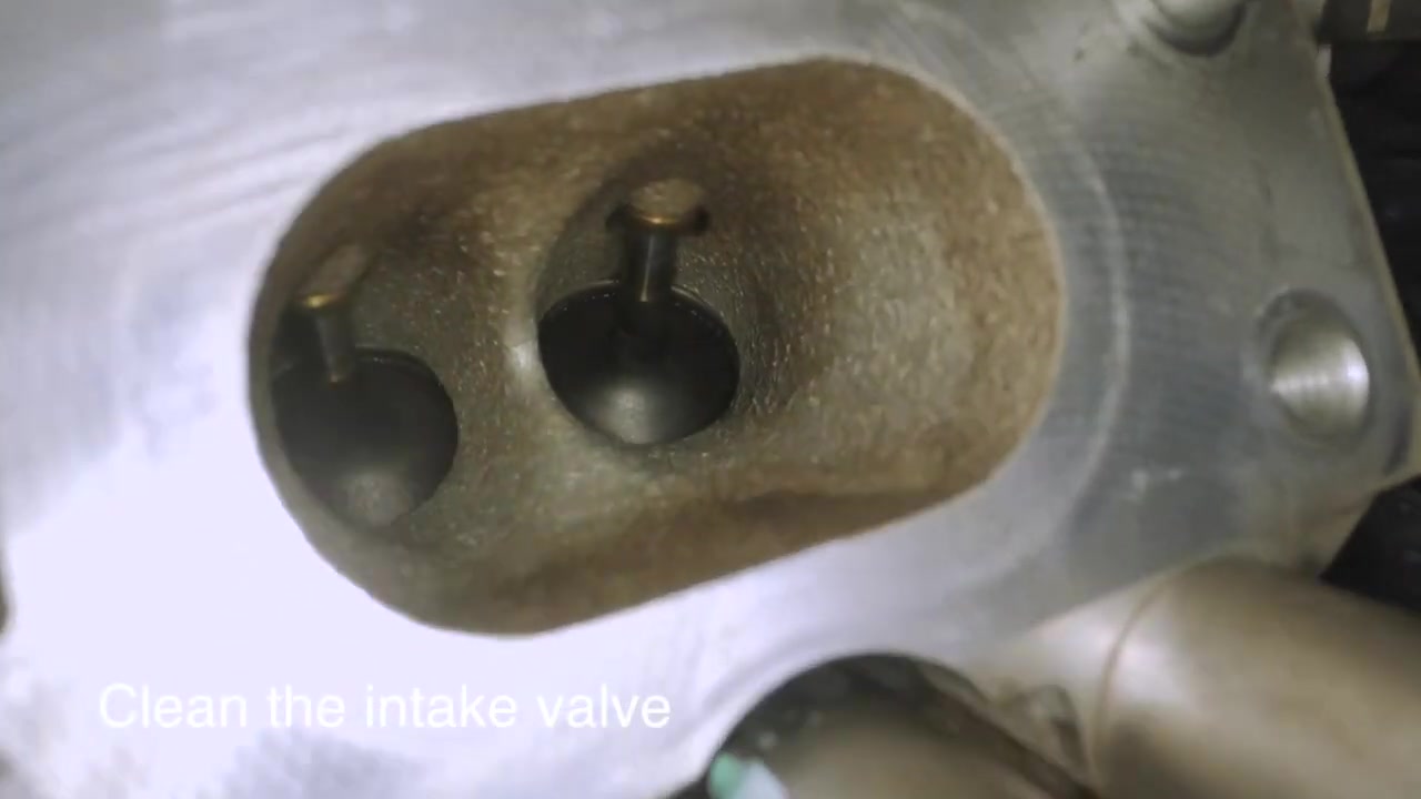 Exposed intake valves during AUTOOL HTS705 dry ice cleaning