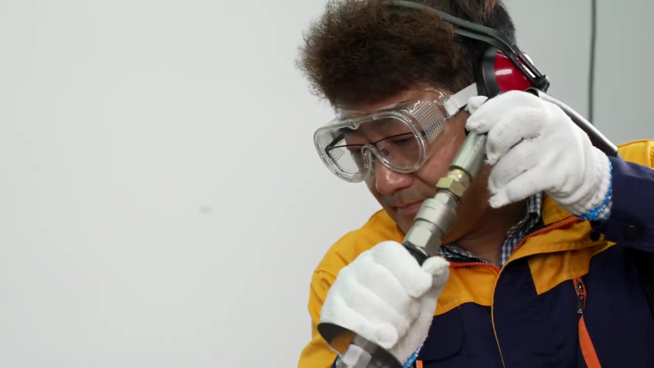 AUTOOL HTS705 operator using goggles, insulated gloves, hearing protection and two-hand spray control