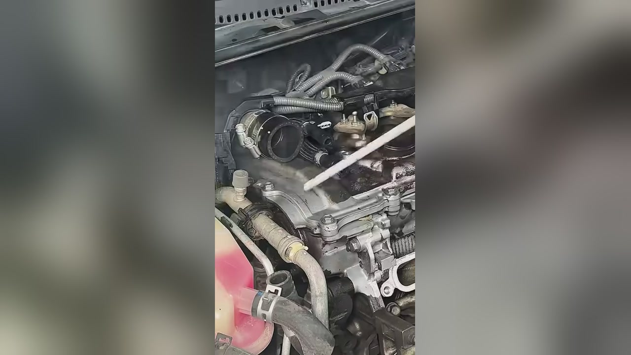 Technician keeping the AUTOOL HTS709 nozzle moving over an exposed engine surface