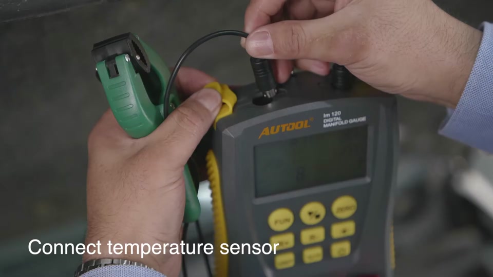 Temperature probe plug being connected to AUTOOL LM120