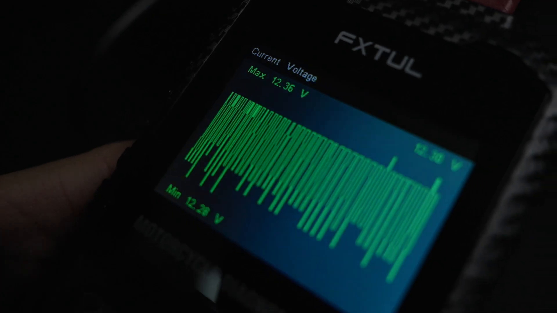 FXTUL M3 showing a real-time voltage waveform at the diagnostic connection