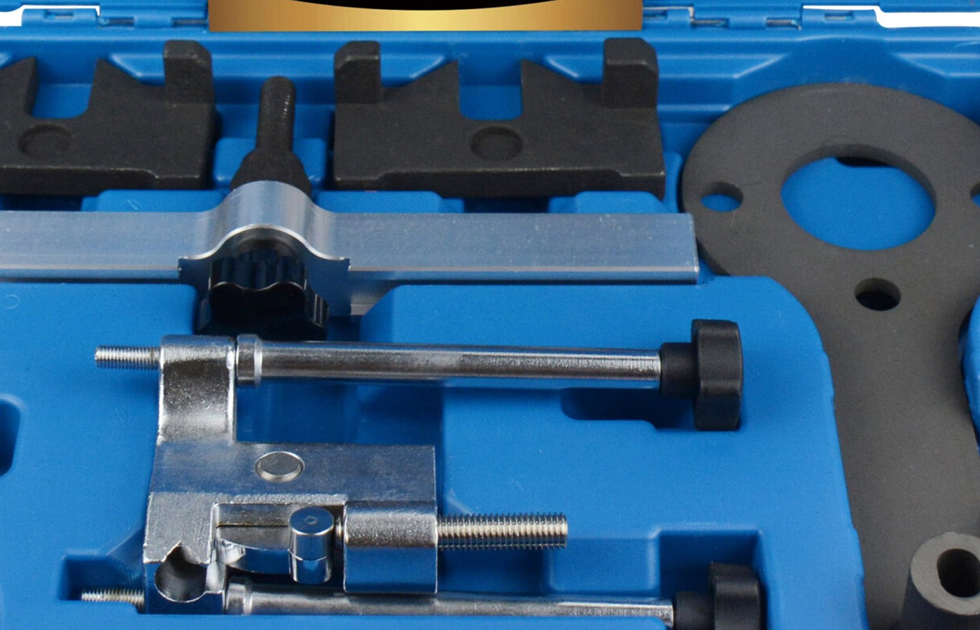 Source-derived close view of the central bridge and fork-shaped fixtures in the exact official kit image.