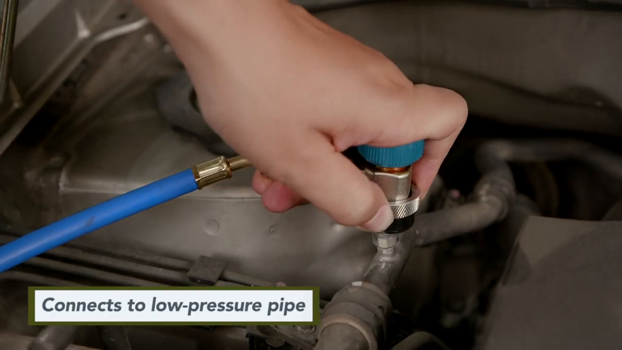 Official MRCARTOOL L202 tutorial showing the blue hose secured to the vehicle low-pressure service connection.