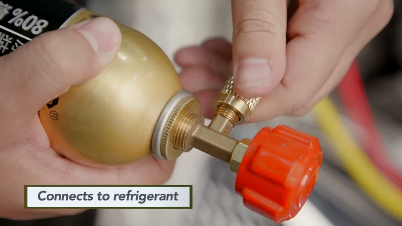 Official MRCARTOOL L202 tutorial showing the service hose connected to a refrigerant cylinder valve.