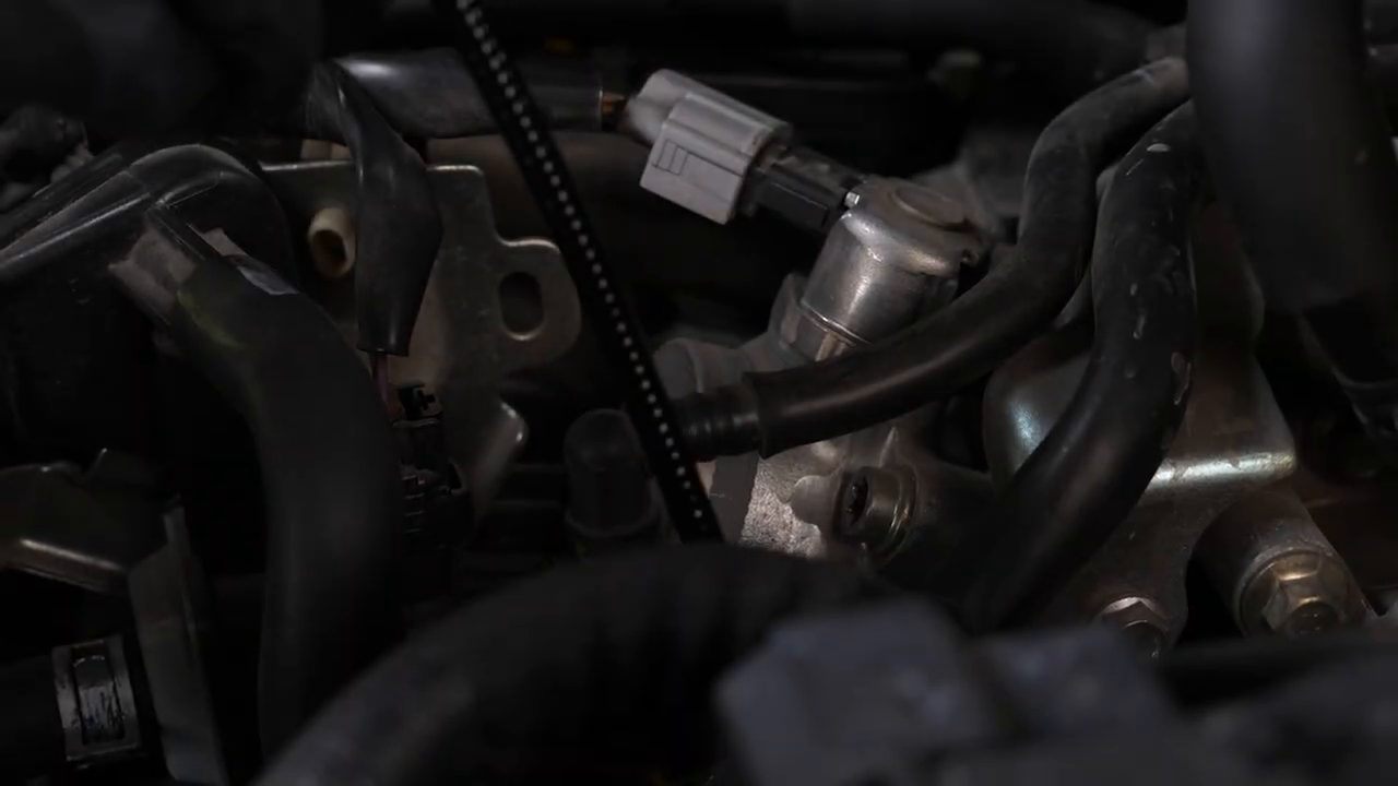 MRCARTOOL N100 probe routed into a cooled engine inspection opening while the display remains visible.