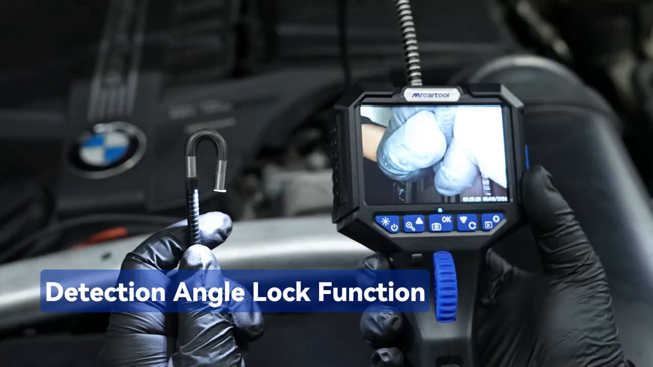 Technician using the MRCARTOOL N150 detection-angle lock after steering the camera.