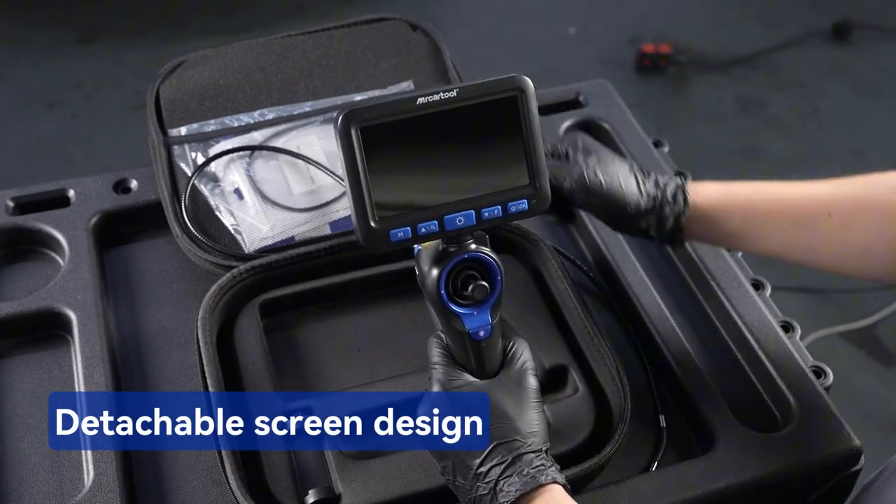 Technician fitting the detachable 5-inch display to the MRCARTOOL N180 handle.