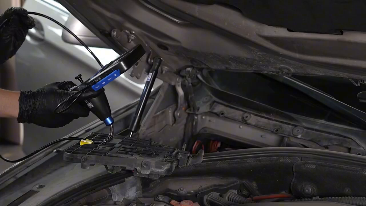 MRCARTOOL N180 probe routed into a cooled engine inspection opening while the display remains visible.
