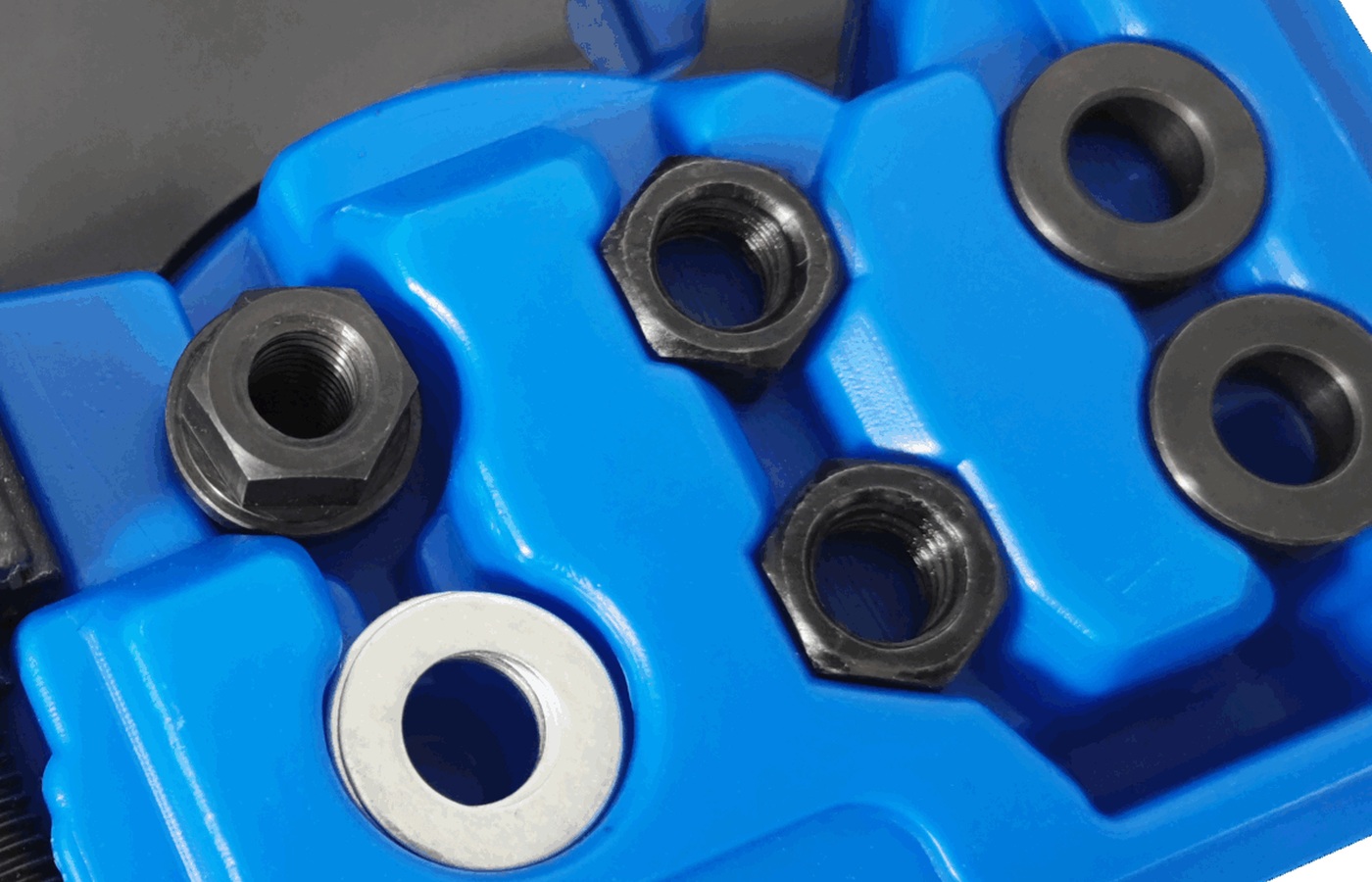 Source-derived close view of the right-side cylindrical, screw-type and support pieces in the official kit.