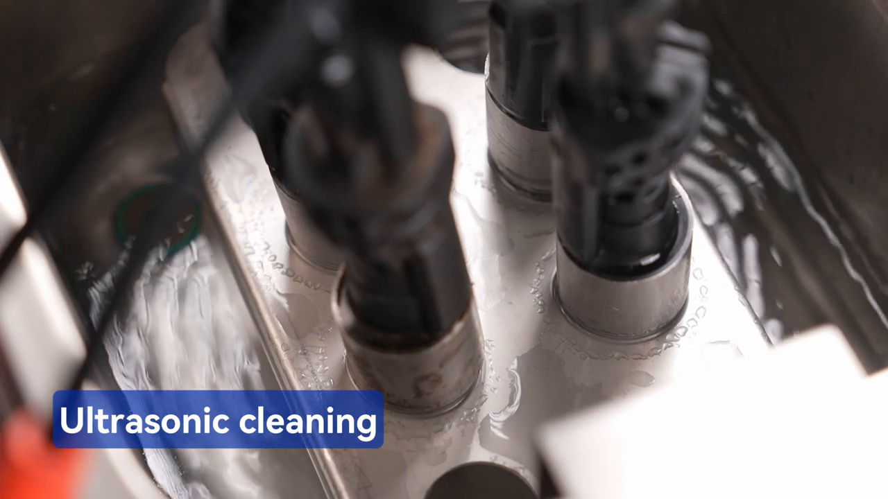 Four injectors undergoing ultrasonic cleaning in the MRCARTOOL V209 tank.