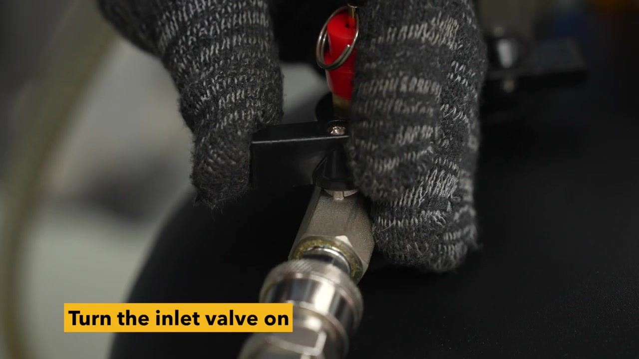 Regulated compressed-air fitting connected to the AUTOOL OD710 tank inlet valve