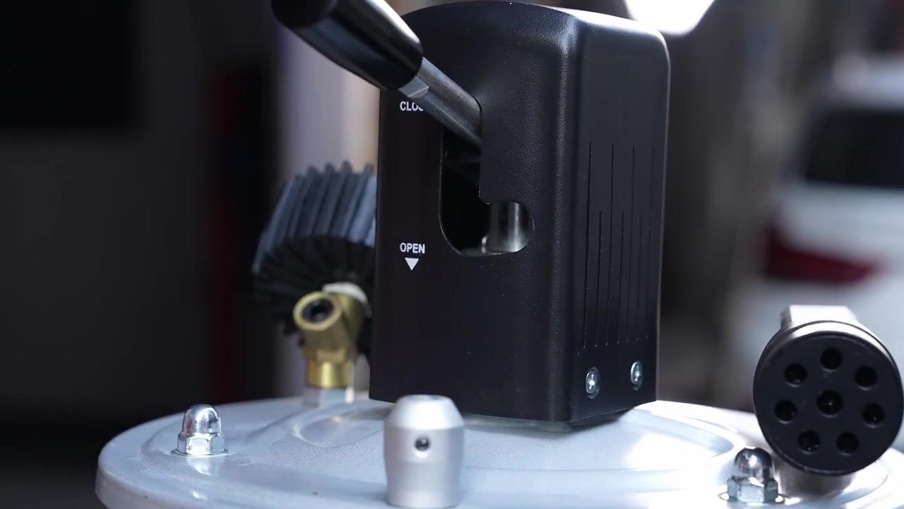 AUTOOL OD760 tank air-inlet control showing open and close positions before waste-oil discharge