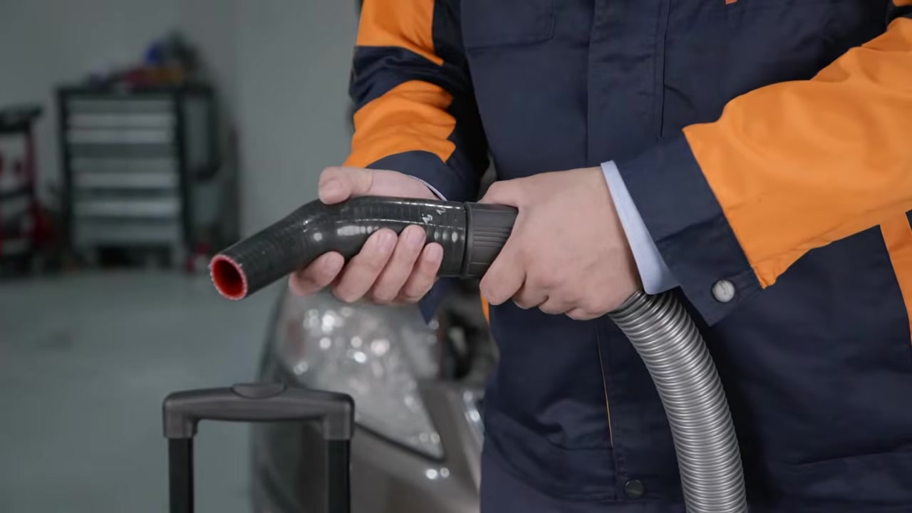 AUTOOL HTS518 blasting tube positioned inside the recovery elbow