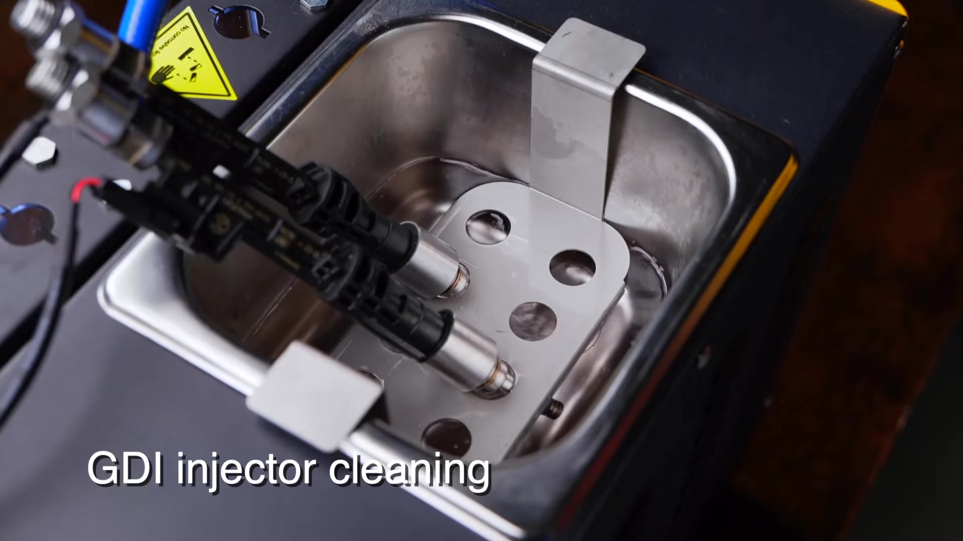 Compatible GDI injectors positioned in the CT400 ultrasonic cleaning tank