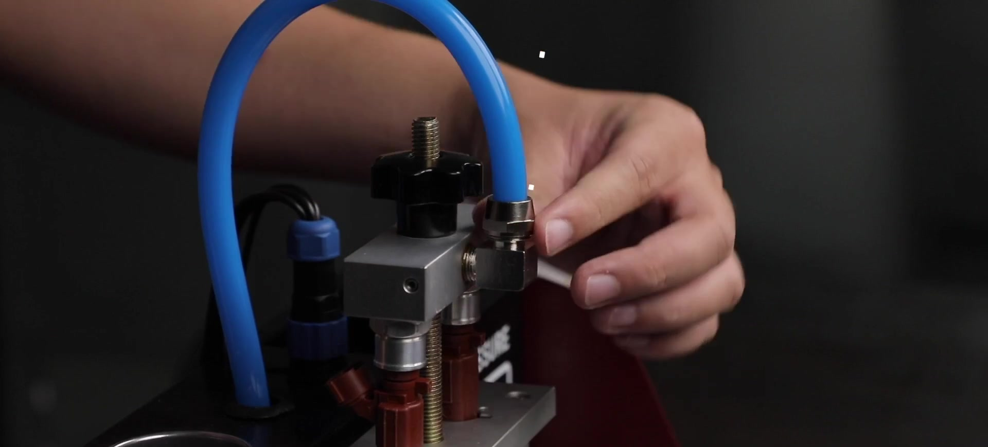 Blue UNT60 outlet hose connected to the test rail above two injectors