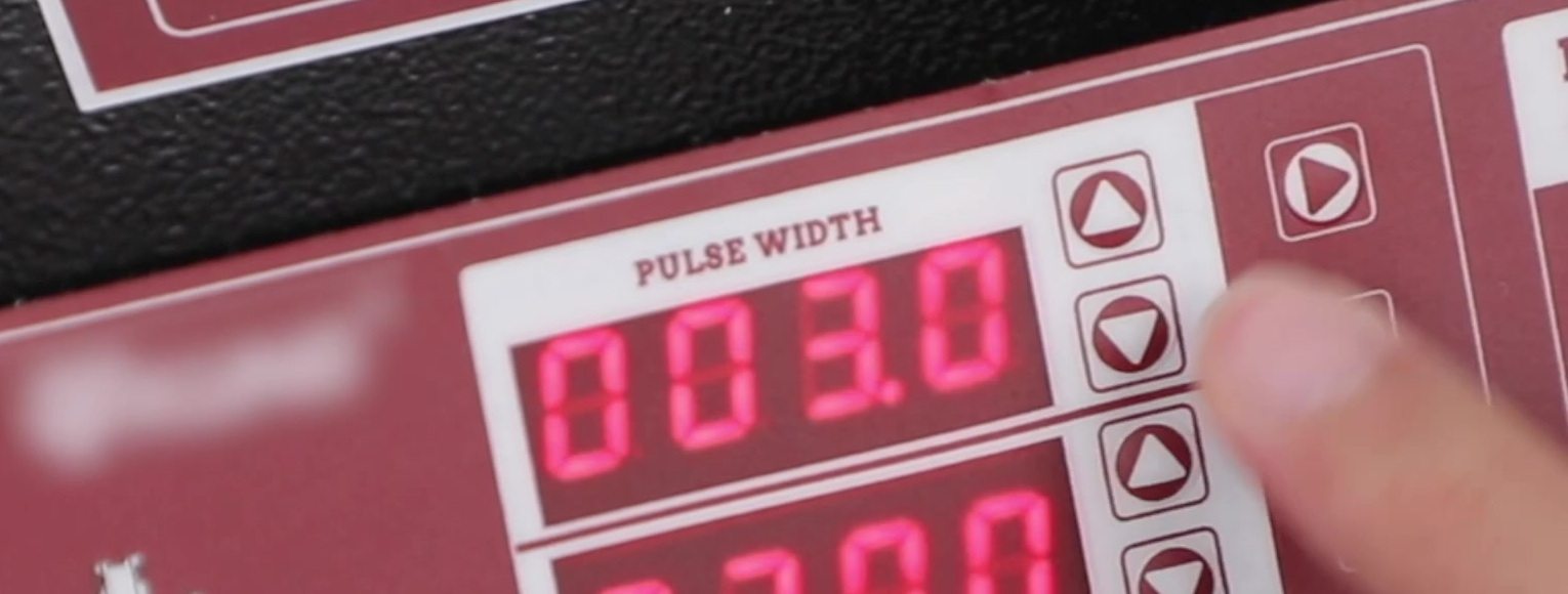 Close view of the UNT60 pulse width and working time or injection count controls